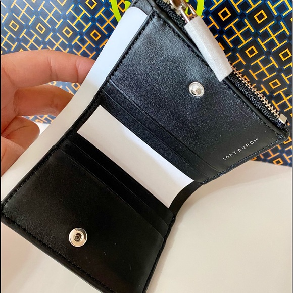 🍀NEW🍀🌈Tory Burch Robinson Mirror metallic mini wallet/silver - Picture 8 of 8